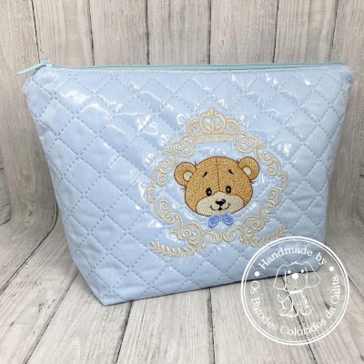 Necessaire azul claro com ursinho bordado e fecho de correr