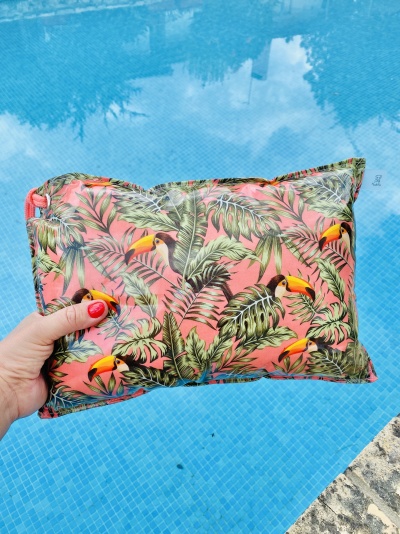 Almofada com padrão de tucanos e folhas tropicais
