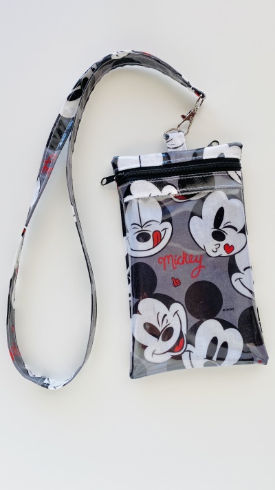 Bolsa com estampado do Mickey Mouse e alça comprida
