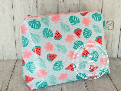 Necessaire branca com padrão de folhas, flores e melancias coloridas
