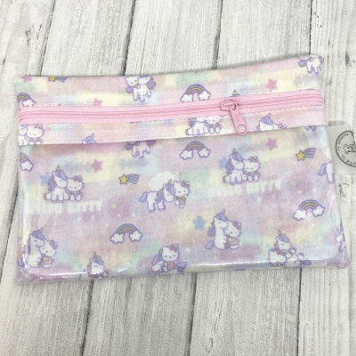 Estojo transparente com desenhos de unicórnios e fecho rosa.