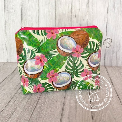 Necessaire colorida com padrão de cocos, folhas verdes e flores rosa com fecho rosa.