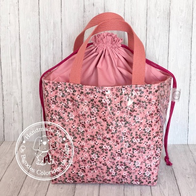Bolsa rosa floral com alças cor de rosa e interior com fecho de cordão