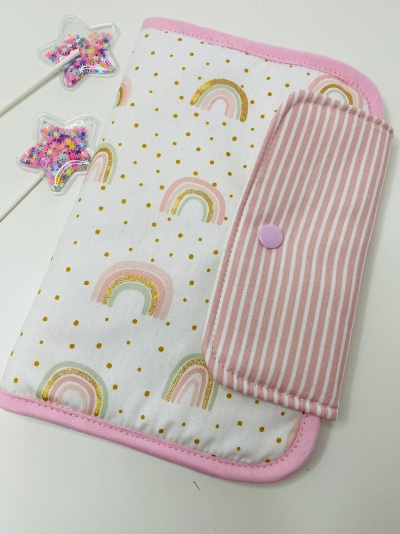 Manta ou fralda estampada com arco-íris e carteira rosa às riscas com botão lilás