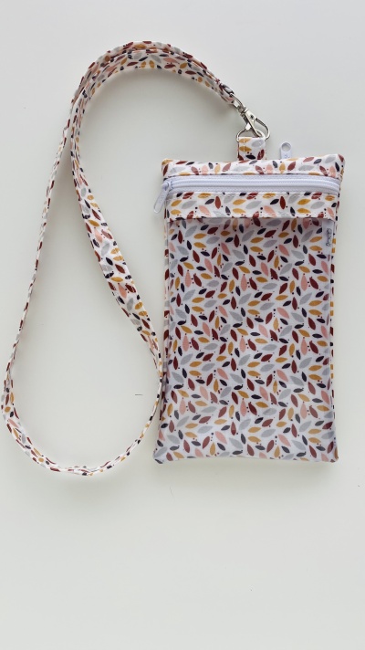 Bolsa pequena com padrão de folhas coloridas e alça para pescoço