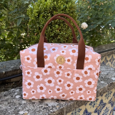 Bolsa rosa com flores brancas e castanhas e alças castanhas