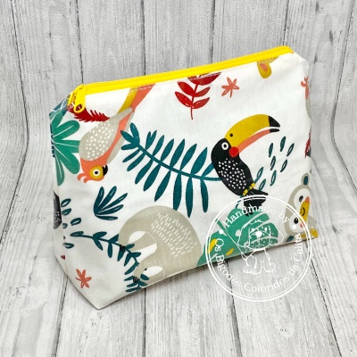 Necessaire branca com padrão de animais tropicais coloridos e fecho amarelo