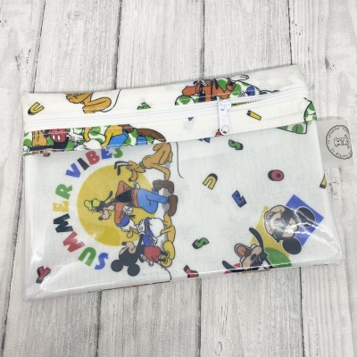 Bolsa transparente com fecho e estampado de personagens Disney e texto SUMMER VIBES