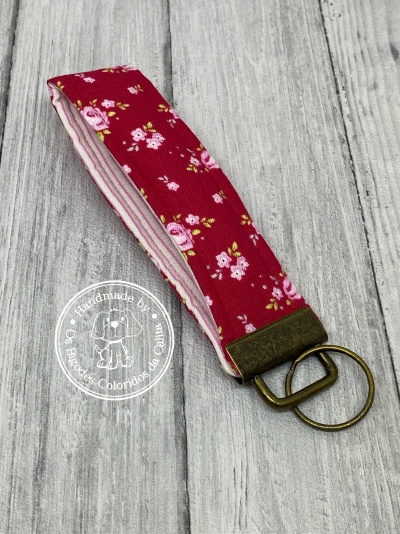 Chaveiro de tecido floral vermelho com suporte metálico bronze