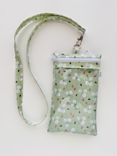 Carteira com alça floral verde claro e fecho branco