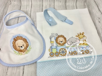 babete e fralda para bebé com bordados de animais e padrão de bolinhas azul