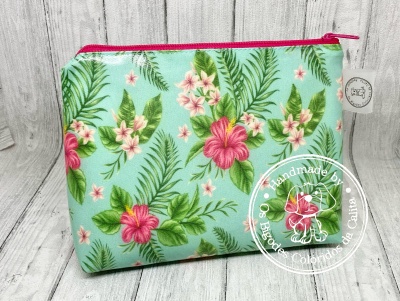 Necessaire floral azul com fecho rosa e etiqueta handmade