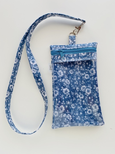 Bolsa pequena azul com padrão floral branco com fecho e alça