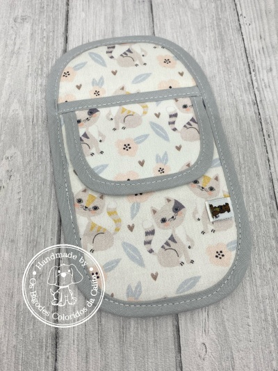 Proteção para alça de cinto com padrão de gatos coloridos em tecido branco e cinza