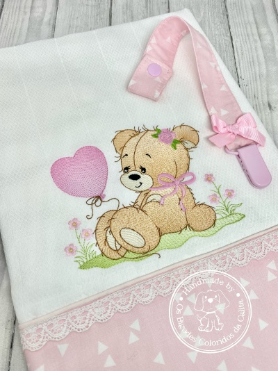 Toalha branca e rosa bordada com ursinho, renda e presilha rosa