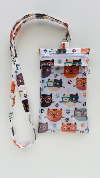 Bolsa pendente com padrão de gatos coloridos em fundo branco