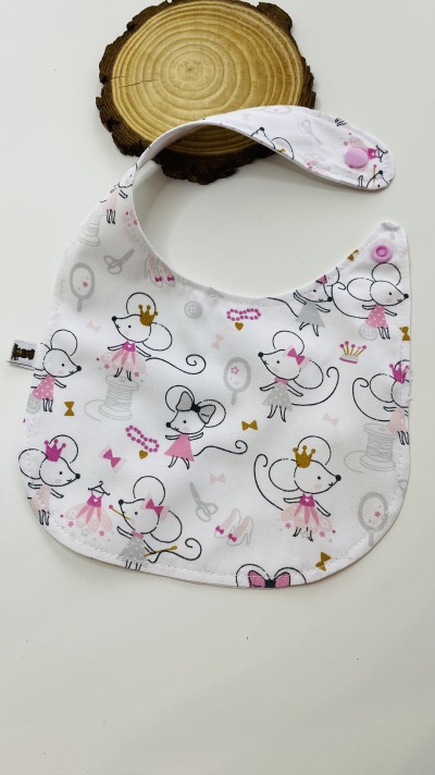 Babete branco com estampa de ratinhos e acessórios em rosa, dourado e cinza