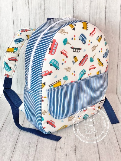 Mochila infantil com estampado de carros e listras azuis