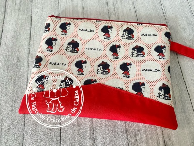 Estojo de tecido com padrão repetido da personagem Mafalda e secção inferior vermelha