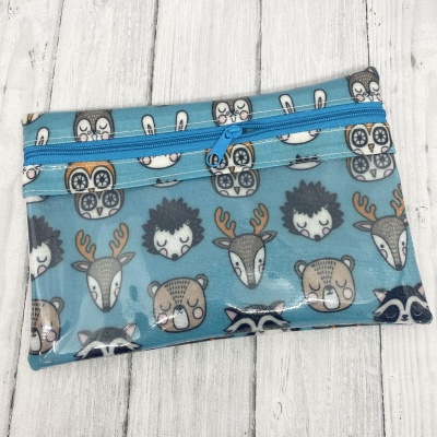Necessaire azul com padrão de animais cartoon e fecho de correr azul