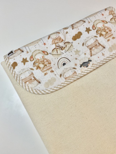 Manta de bebé com estampado de ovelhas e estrelas em tons pastel