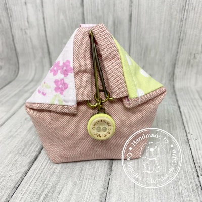 Bolsa pequena de tecido com padrão floral e fecho dourado