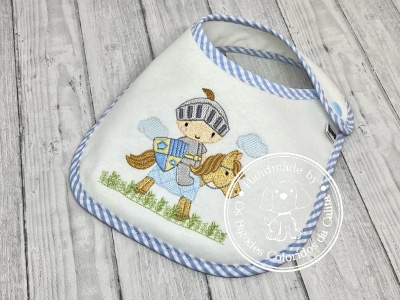Babete branco com bordado de menino cavaleiro e pónia, bordas com risca azul e branca