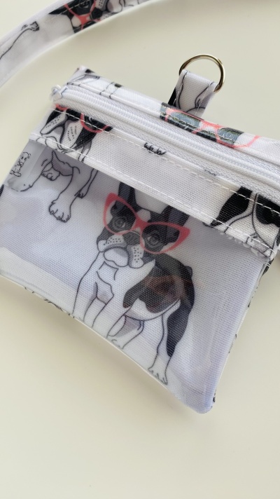 Carteira pequena branca com padrão de cães Boston Terrier com óculos cor-de-rosa