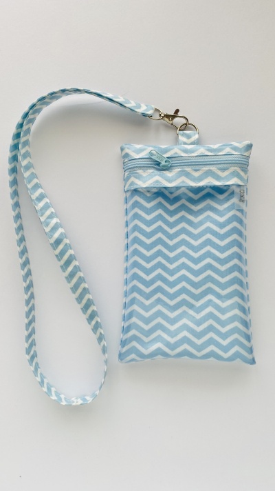 Bolsa pequena azul com padrão zig-zag branco e alça