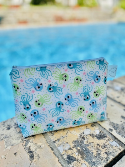Bolsa com padrão de polvos azuis e verdes ao lado de piscina