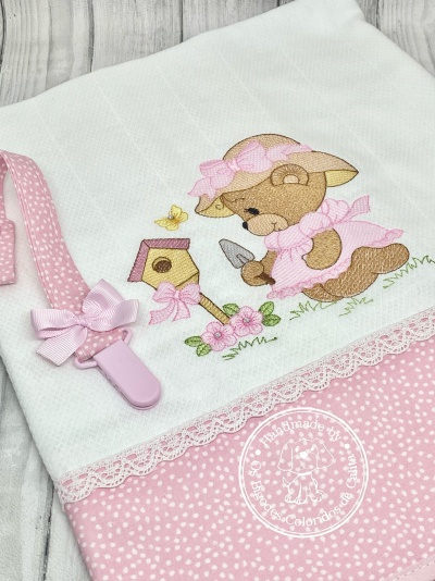 Fralda bordada com urso, flores e chupeta rosa