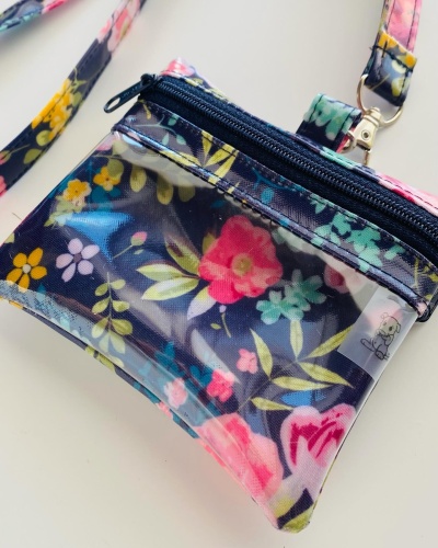 Bolsa pequena floral com fecho de correr preto e alça ajustável