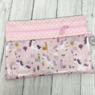 Estojo rosa com unicórnios e castelos e zip cor de rosa