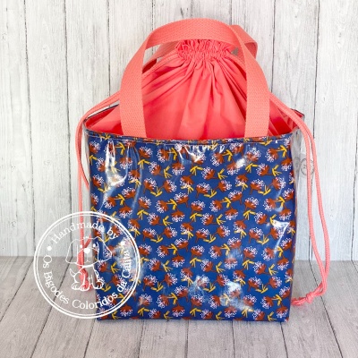 Bolsa com padrão de pássaros coloridos e interior rosa coral