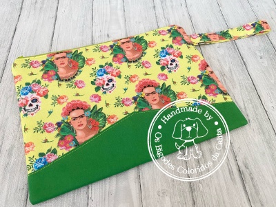 Bolsa zippered com padrão estampado em tecido e parte inferior verde