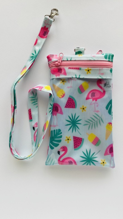 Carteira ou porta-cartões colorida com correia destacável e estampado de flamingos e frutas