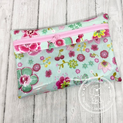 Bolsa pequena transparente com estampa floral colorida e fecho rosa