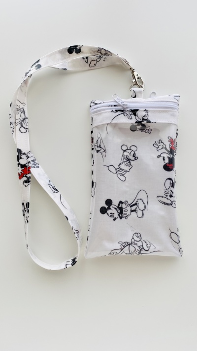 Bolsa pequena com alça estampada de personagens Disney, fecho branco