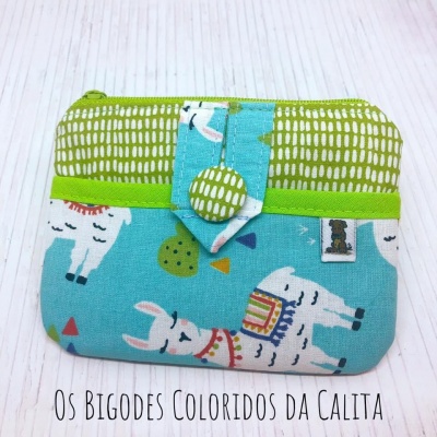 Carteira pequena azul com estampado de lhamas brancas e detalhes verdes