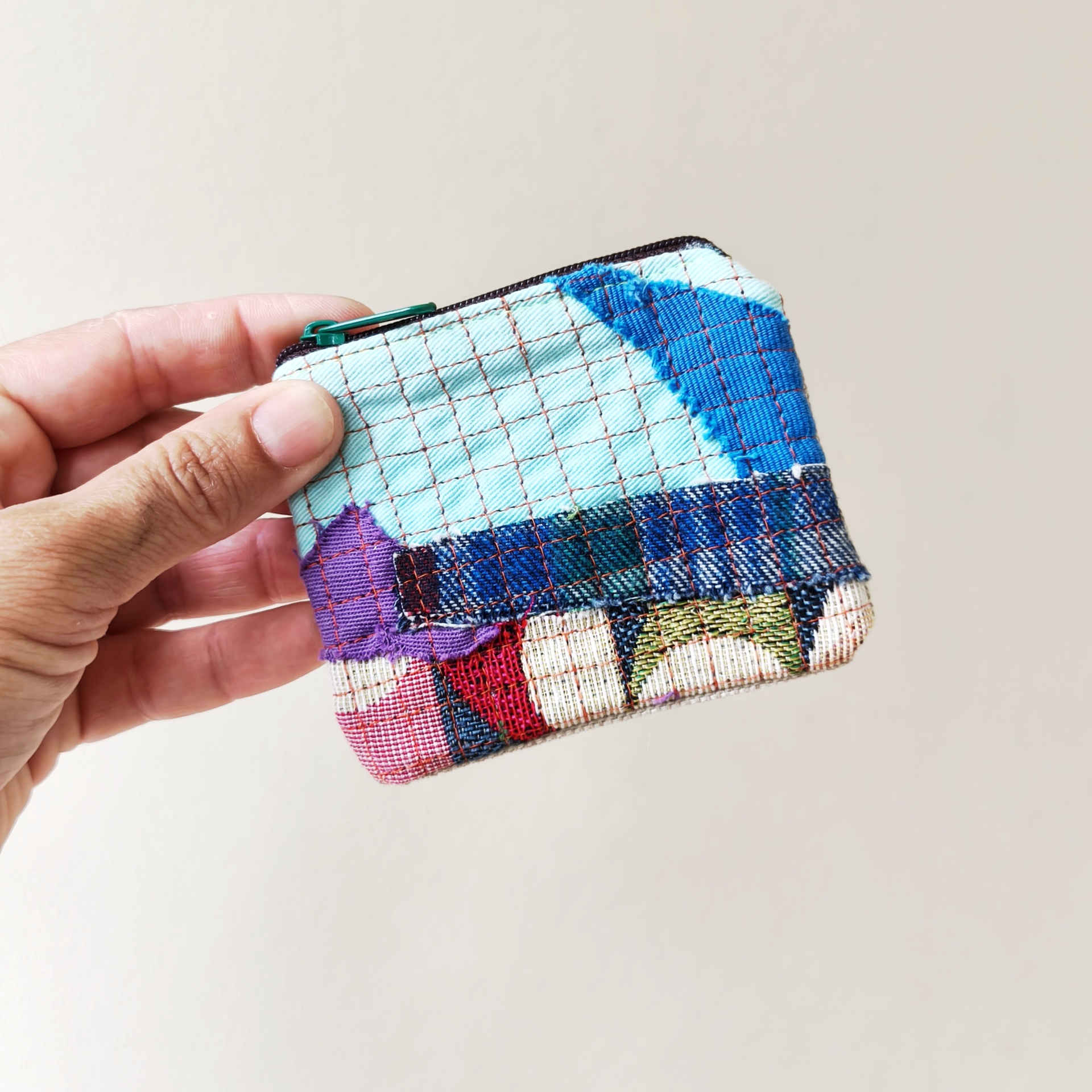 Mini bolsa trapo Carteira pequena em tecido patchwork colorido com fecho de correr