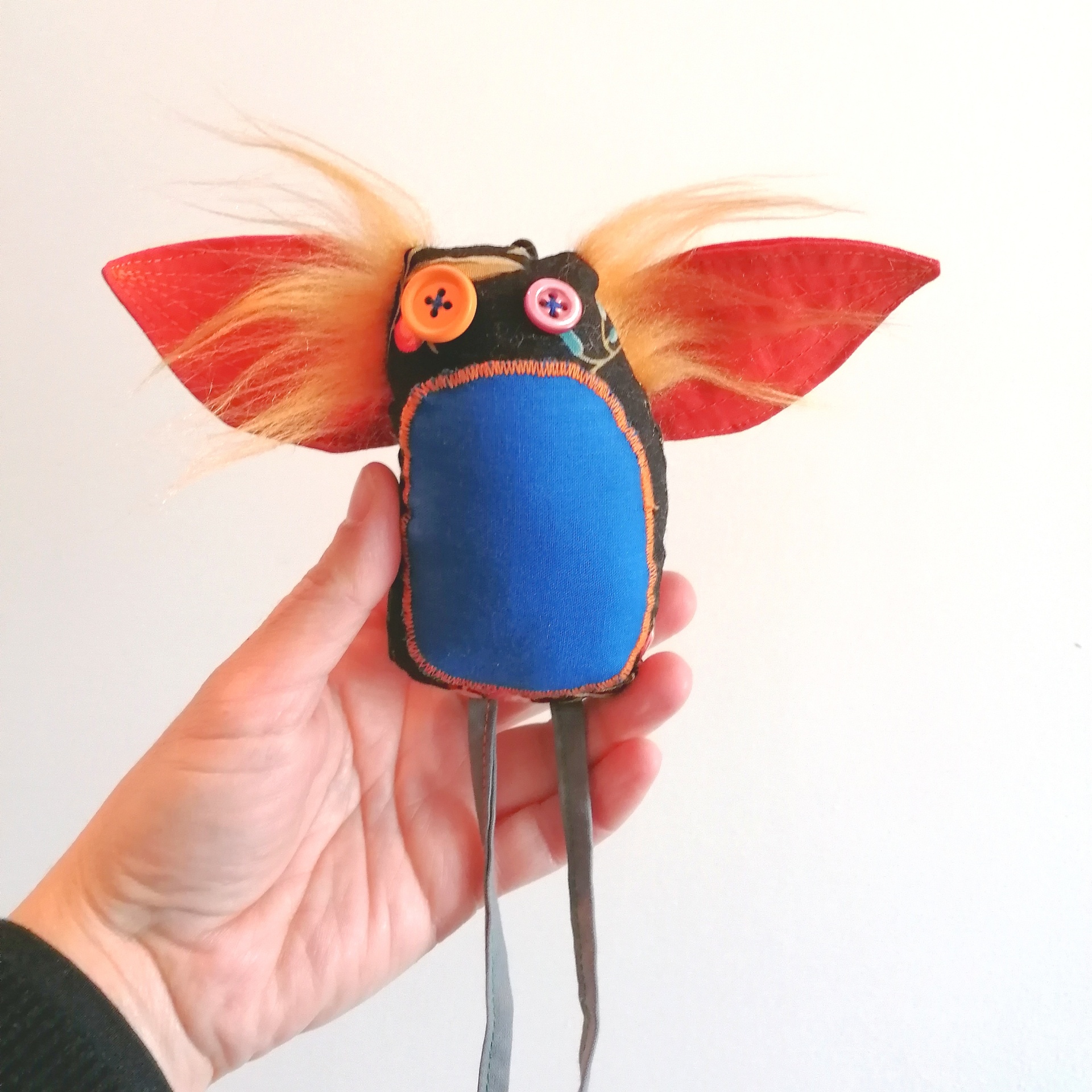 Passatortos! Boneco artesanal colorido com orelhas grandes e olhos de botões