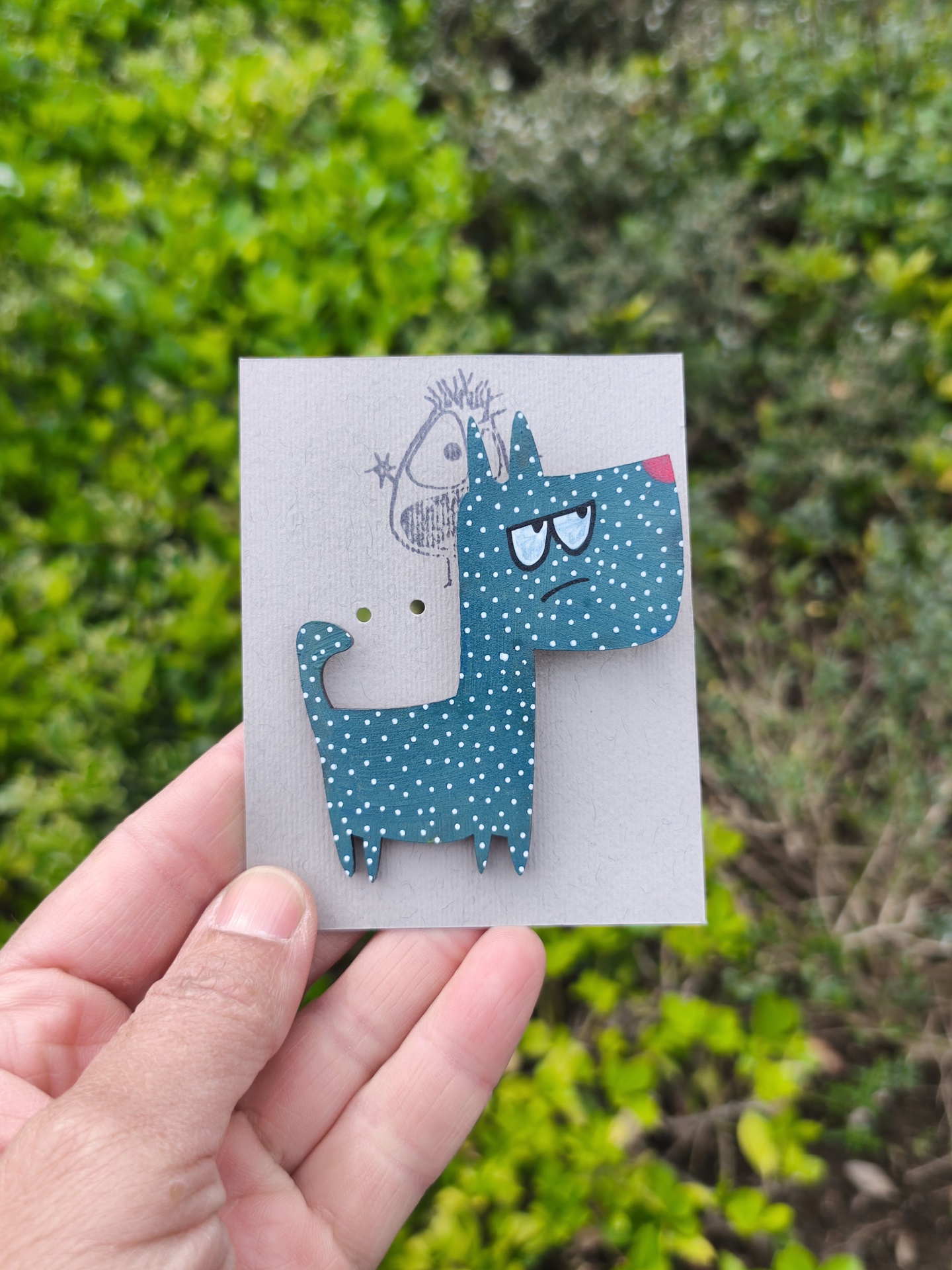 Alfinete cão #2! Alfinete em forma de cão azul com pintas brancas e detalhe vermelho