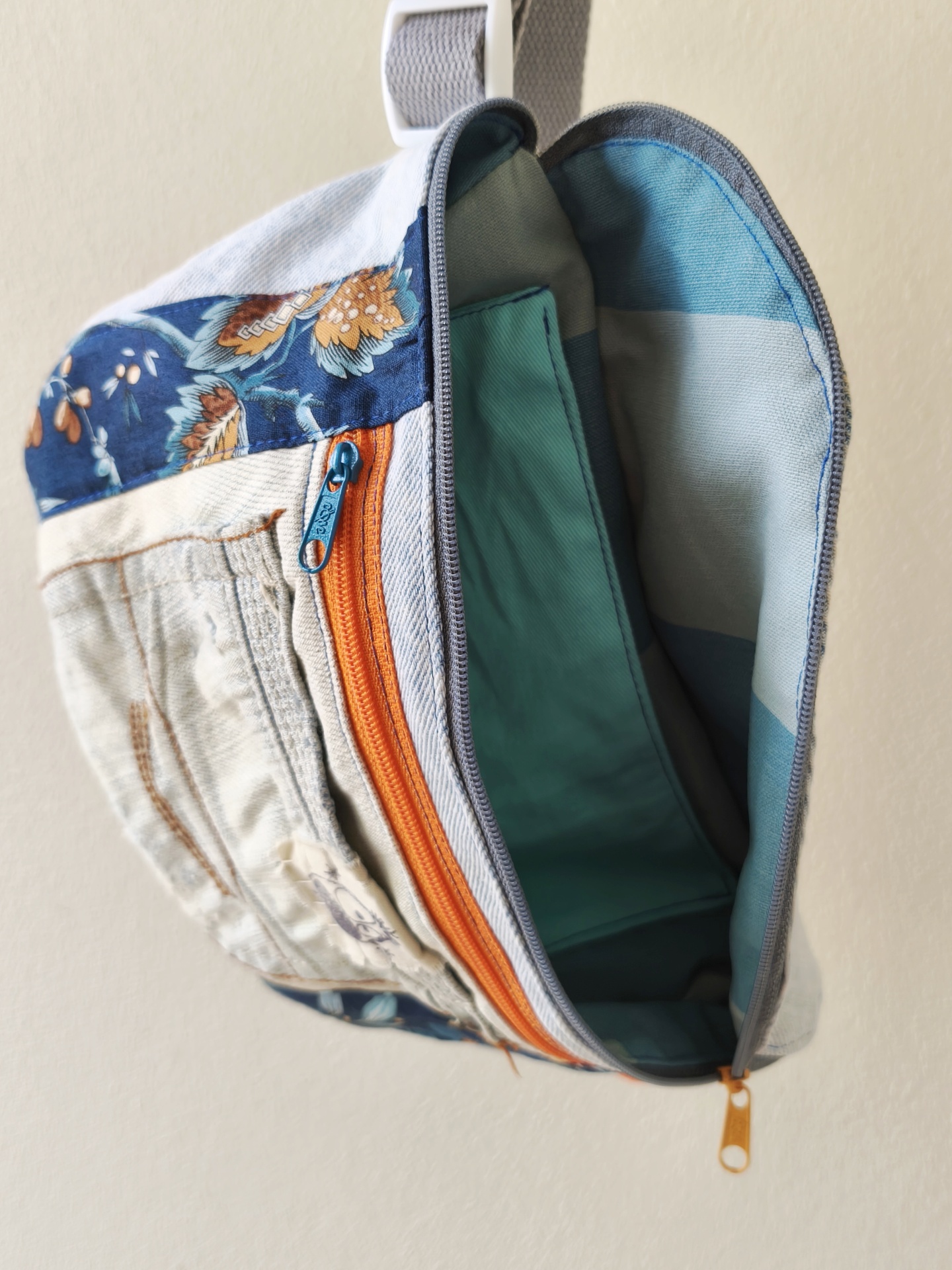 Bolsa de cintura Os básicos! Mala azul com padrão floral e zipper laranja e azul