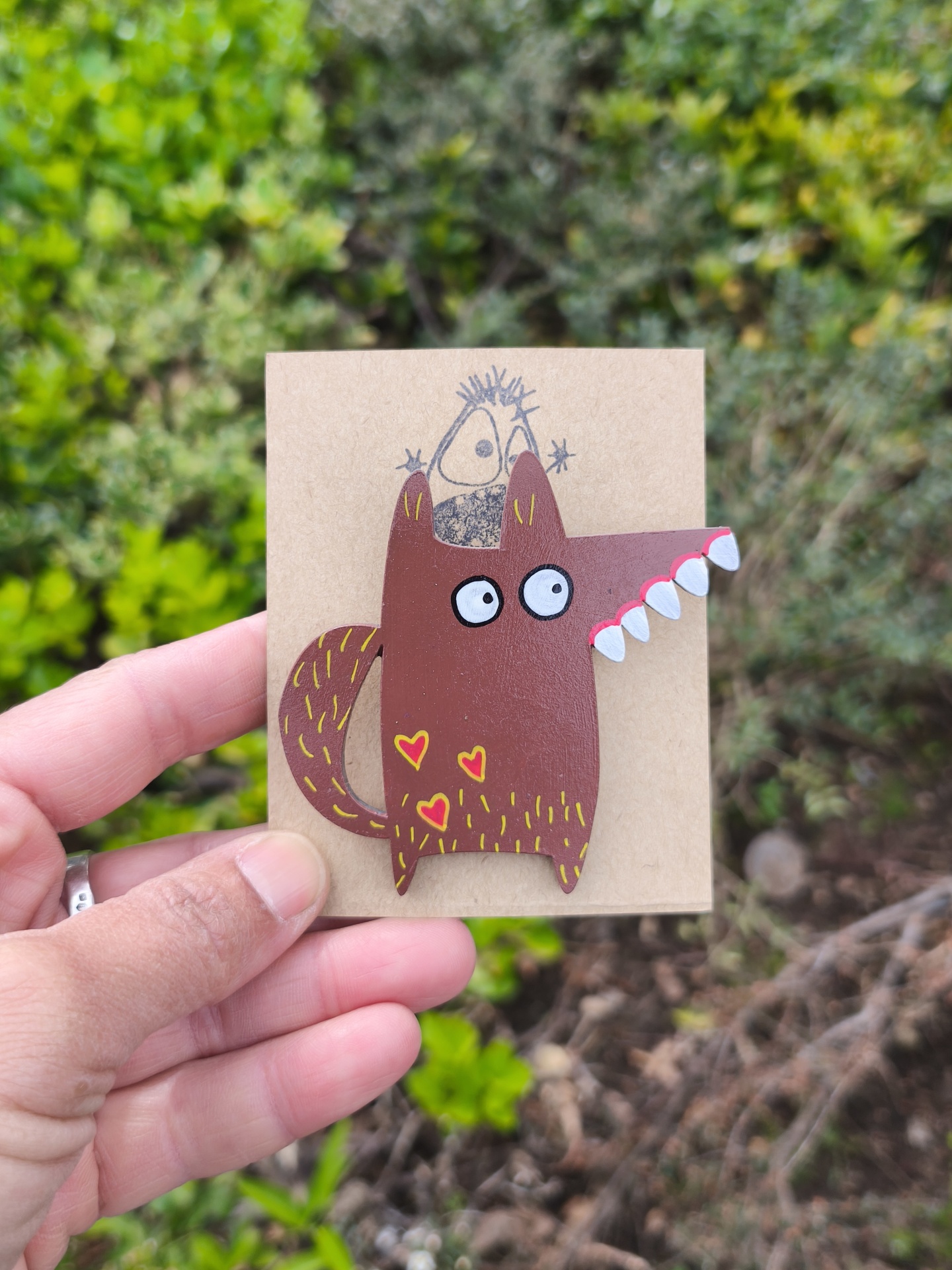 Alfinete lobo! Alfinete em forma de lobo castanho com olhos grandes e dentes brancos