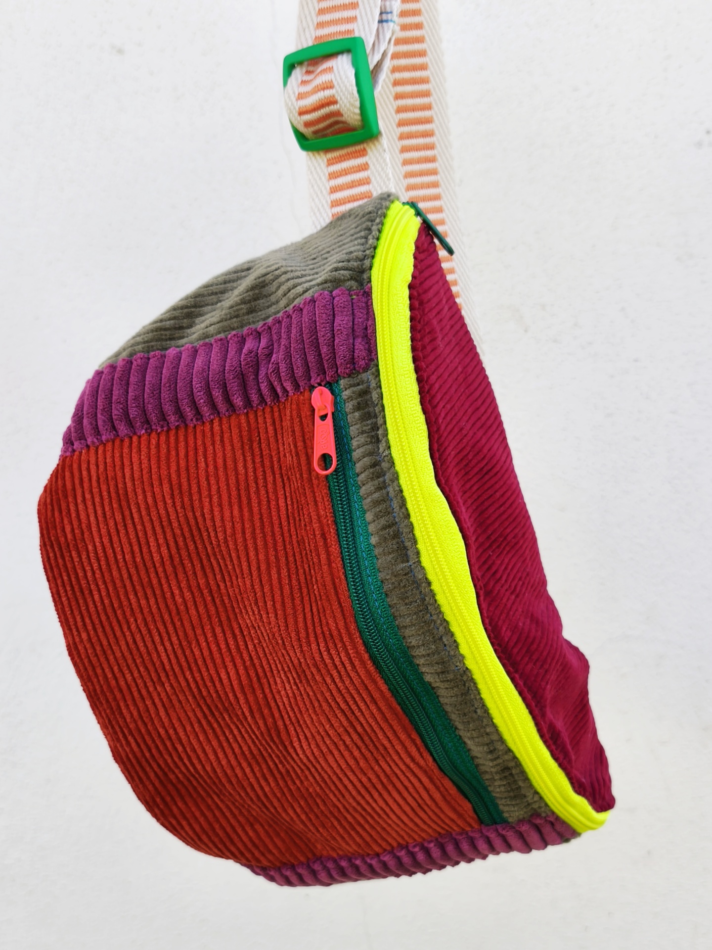 Bolsa de cintura BOMBAzine! Mala colorida em tecido de veludo cotelê com fechos de correr e alça riscada