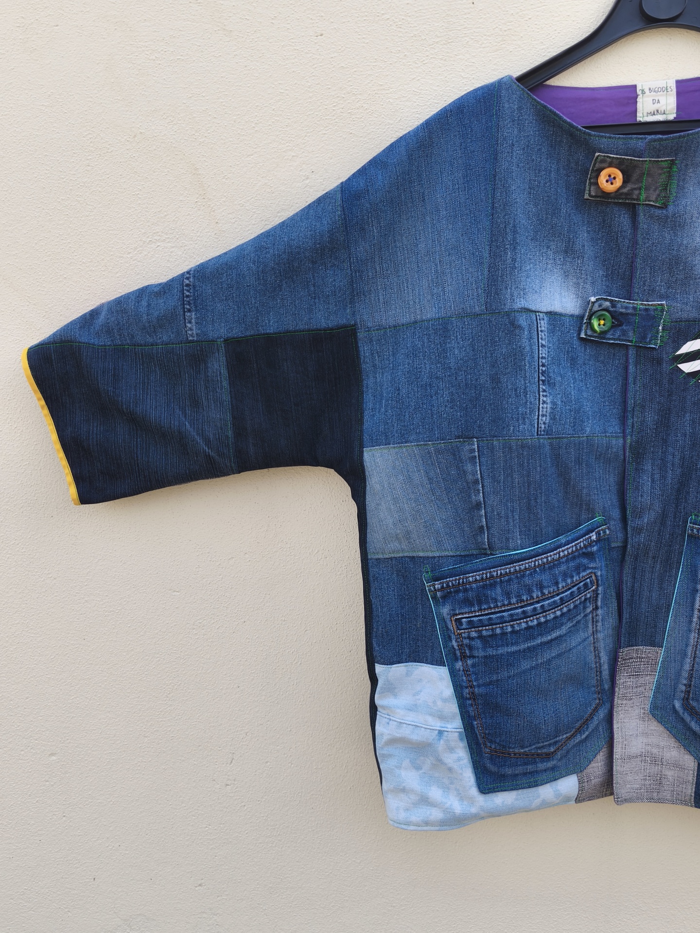Casaco de ganga Trapo #4 Casaco patchwork de tecidos jeans em vários tons azuis com botões coloridos e bolso frontal