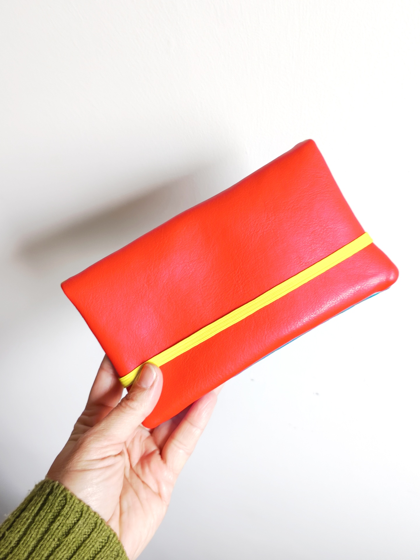 Carteiras porta-tudo! Carteira ou estojo vermelho com faixa elástica amarela