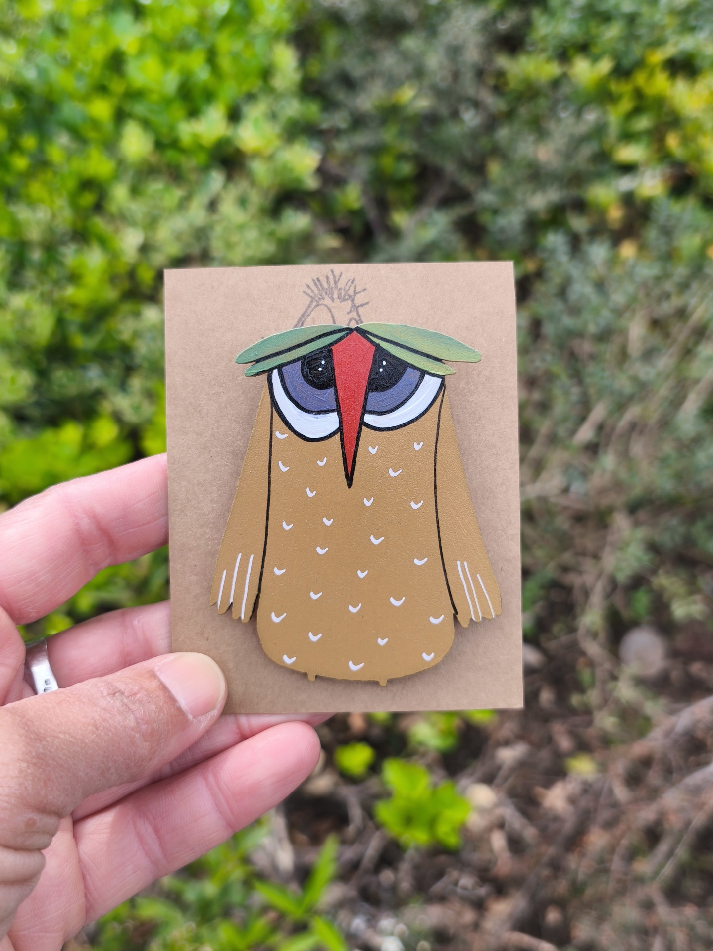 Alfinete mocho! Broche coruja castanha com bico vermelho e folhas verdes na cabeça