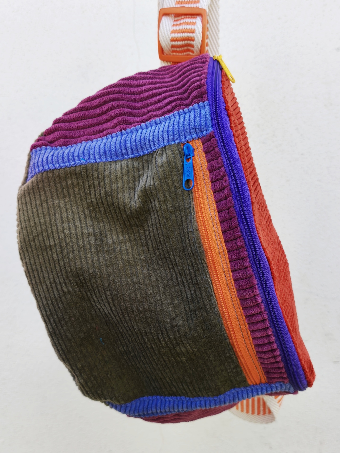 Bolsa de cintura BOMBAzine! Bolsa de veludo cotelê colorida com fechos de correr e alça riscada.