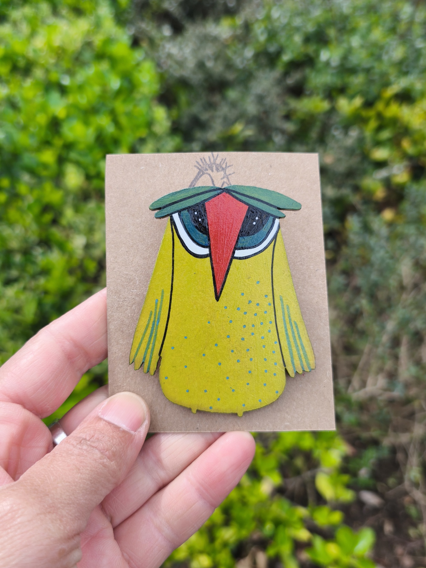Alfinete mocho! Broche em forma de pássaro amarelo com bico vermelho e sobrancelhas verdes